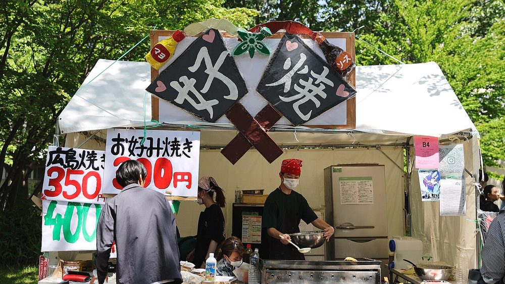 学園祭の模擬店で売られるお好み焼き