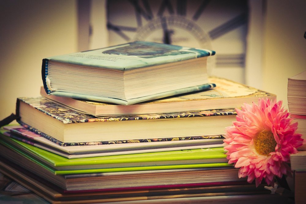 積み重ねられた本 大学の教科書のイメージ