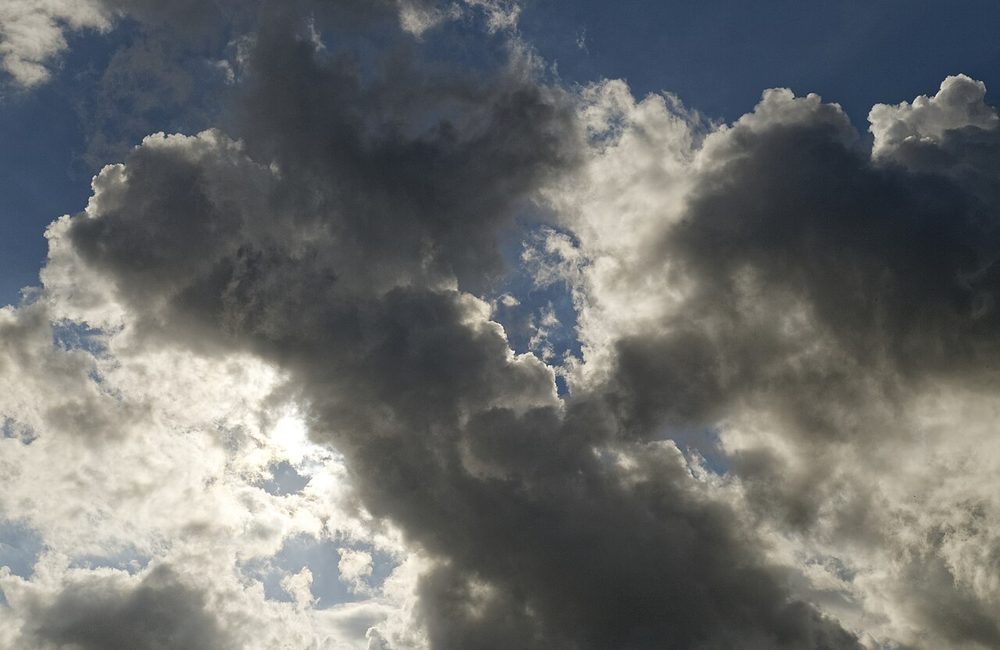 太陽の光を受けて立体的に広がる積雲の空