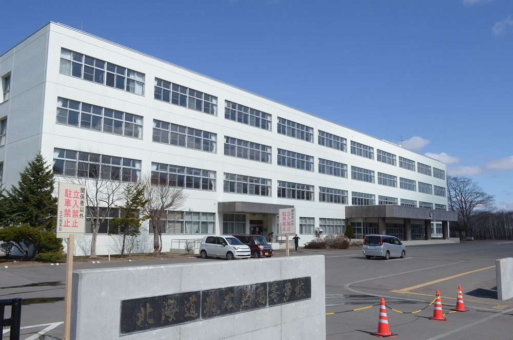 青空の下に建つ高校の校舎