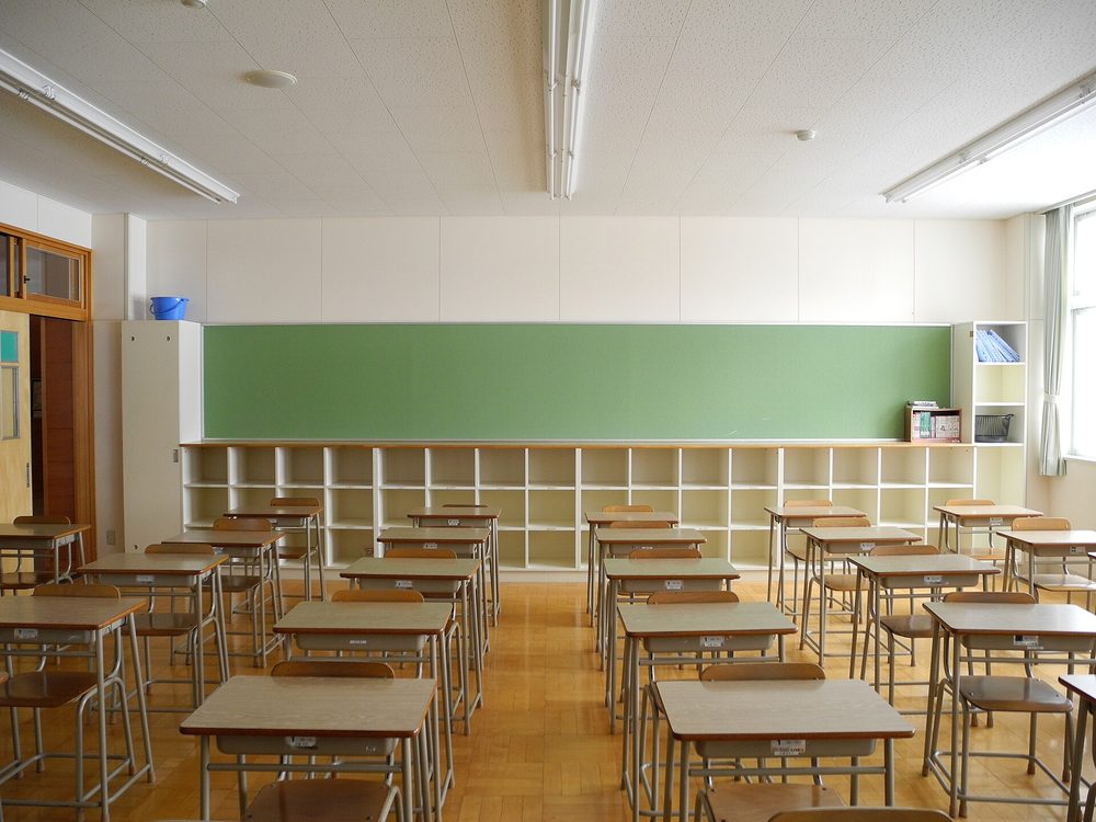 誰もいない日本の中学校の教室と黒板