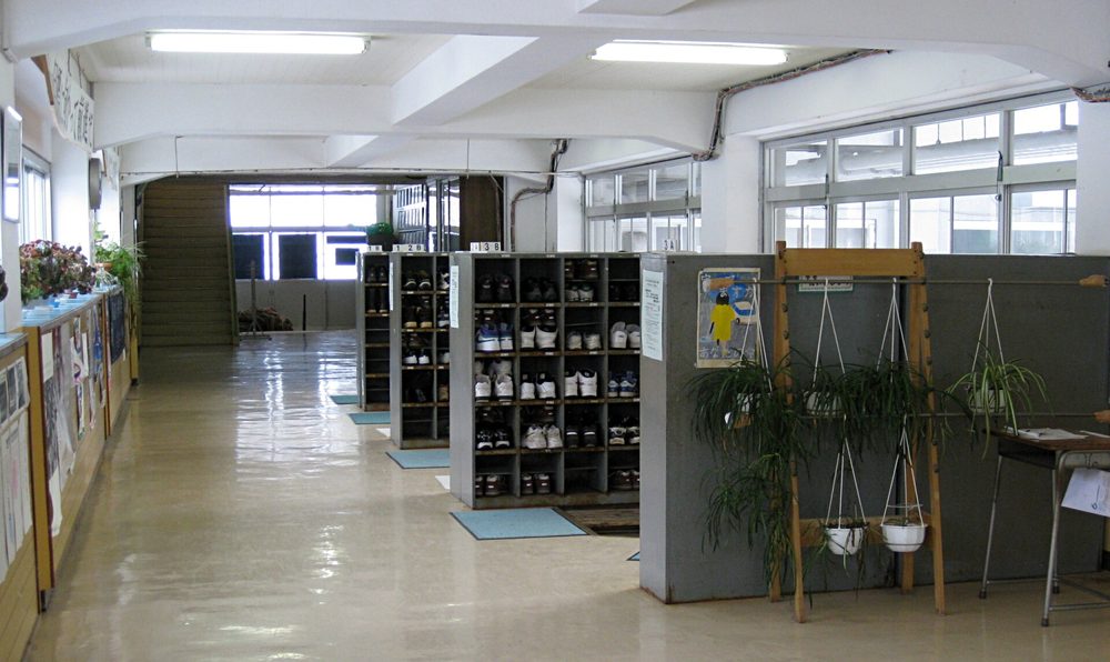 学校の昇降口に並ぶ下駄箱