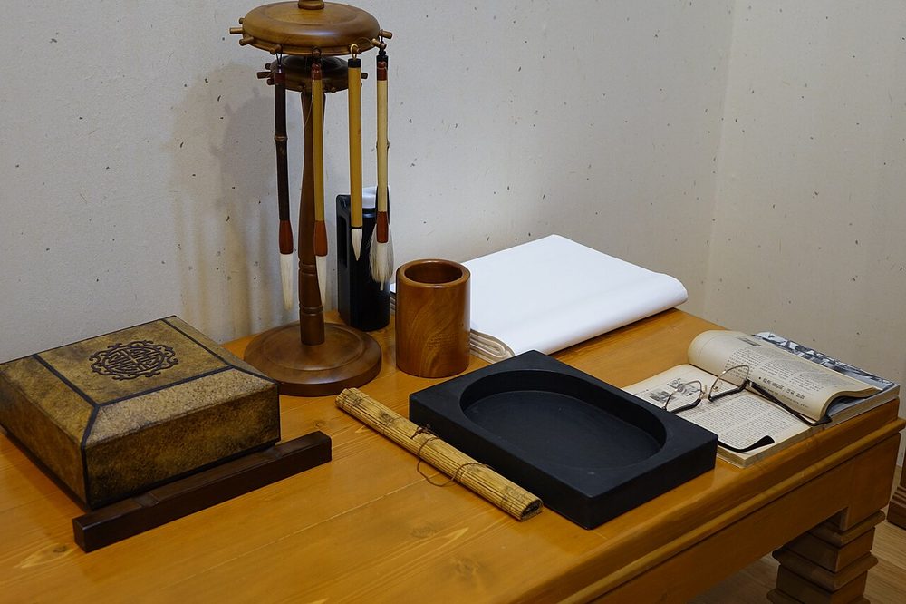 筆や硯などの書道の道具