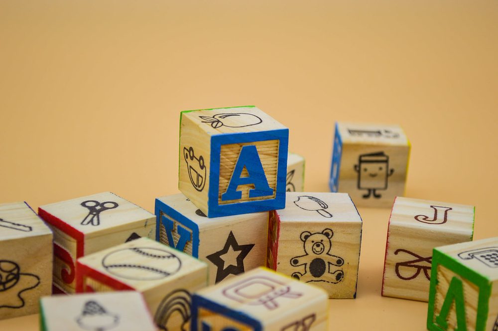 アルファベットが書かれた木製の文字ブロック